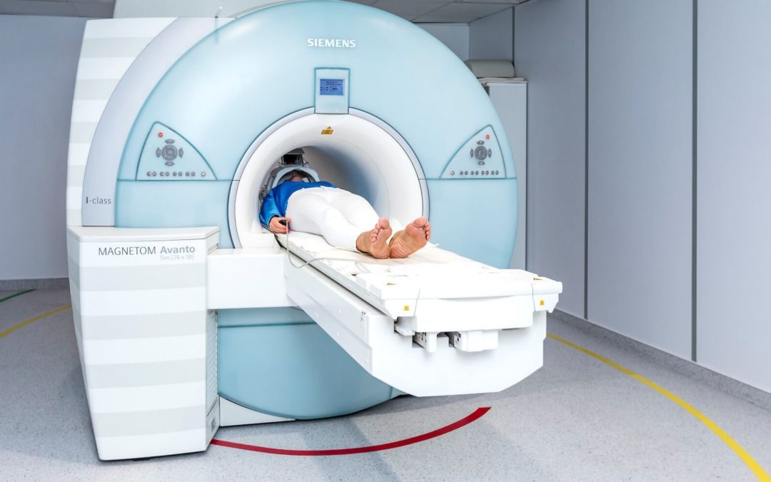 Jakie są różnice między rezonansem magnetycznym a tomografią komputerową?